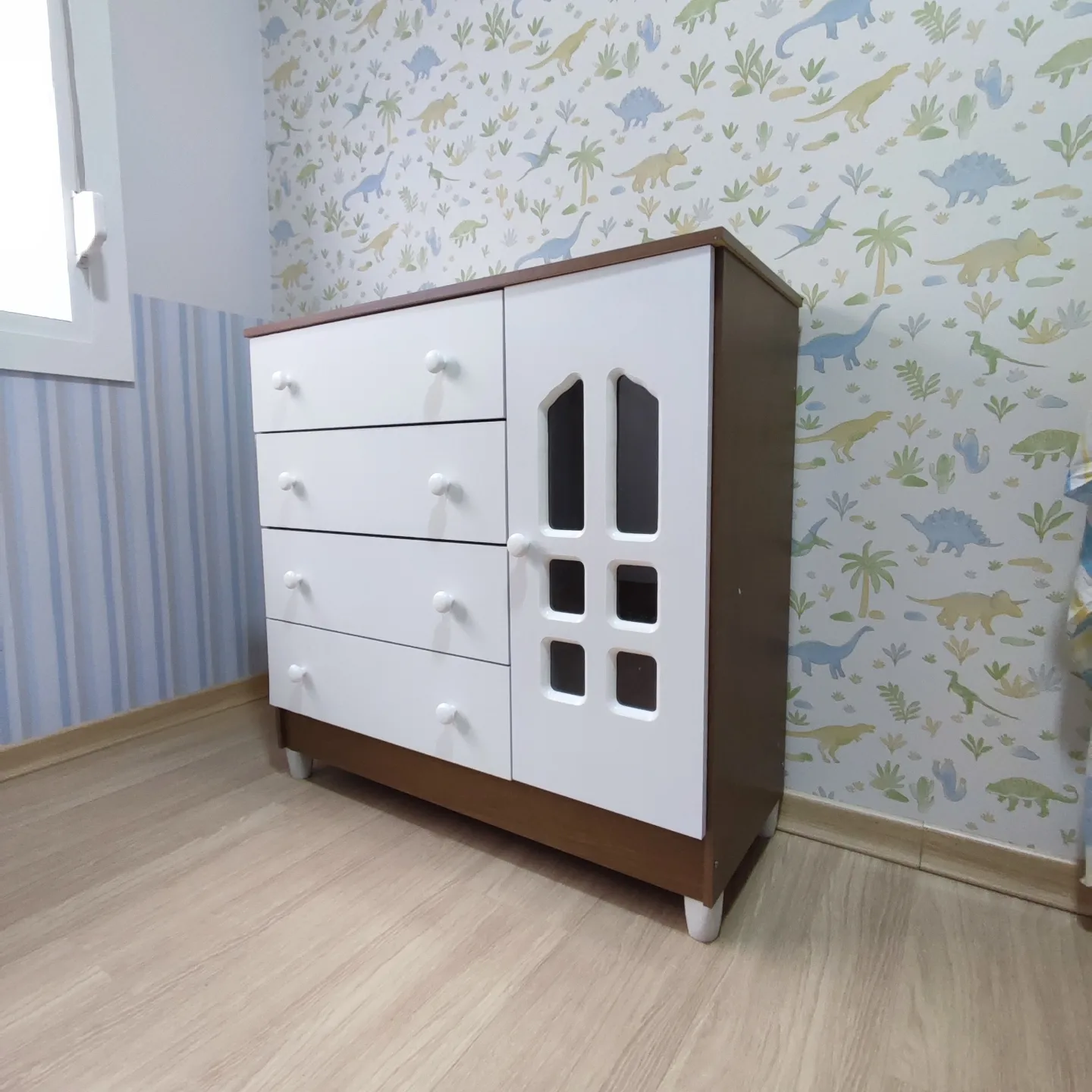 Montagem de Cômoda de Quarto de Bebê Cômoda branca para quarto de bebê montada com precisão em Estância Velha.